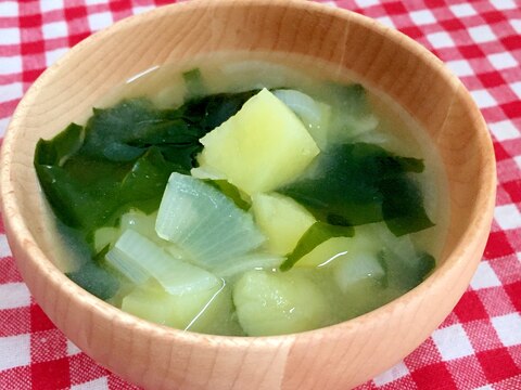 じゃがいもと玉ねぎとわかめの味噌汁☆